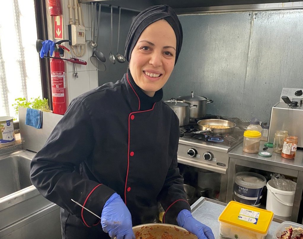 Syrian refugee Ramia Ghumim cooks food for health workers at her restaurant Tayybeh in Lisbon, Portugal April 9, 2020 | Photo: Reuters/A. Ghumim