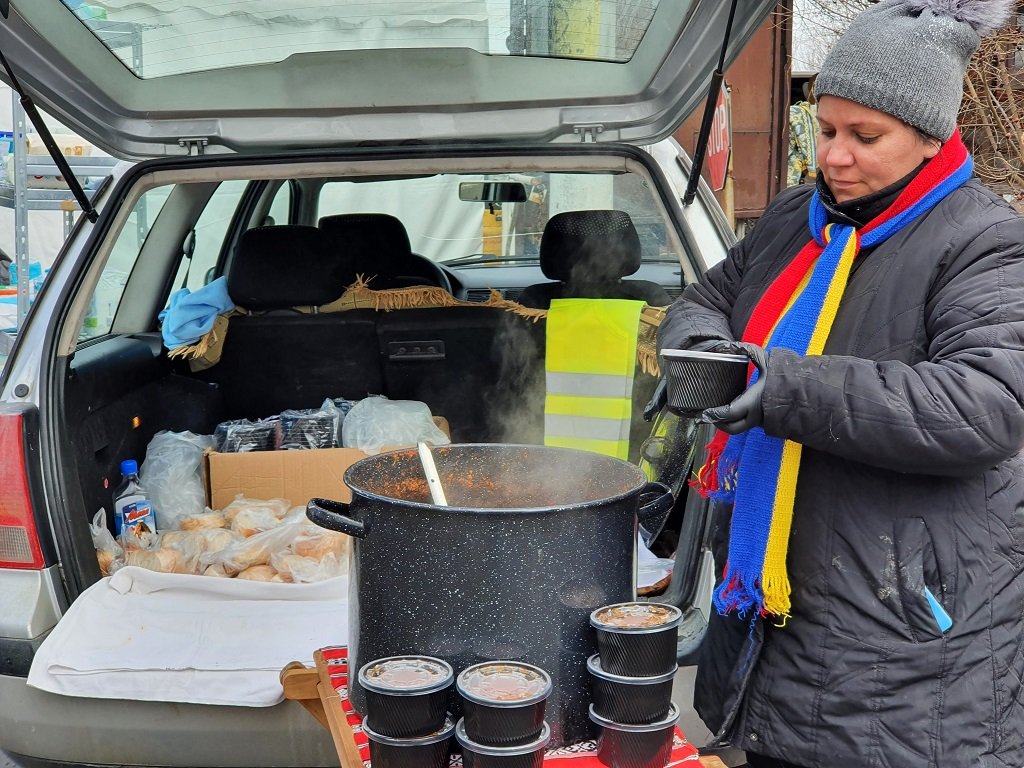 تاتيانا، مواطنة رومانية من مدينة سوتشيافا، جاءت إلى معبر سيريت الحدودي مع أوكرانيا ومعها بعض الطعام الساخن لتقدمه للاجئين الوافدين. مهاجر نيوز \ شريف بيبي