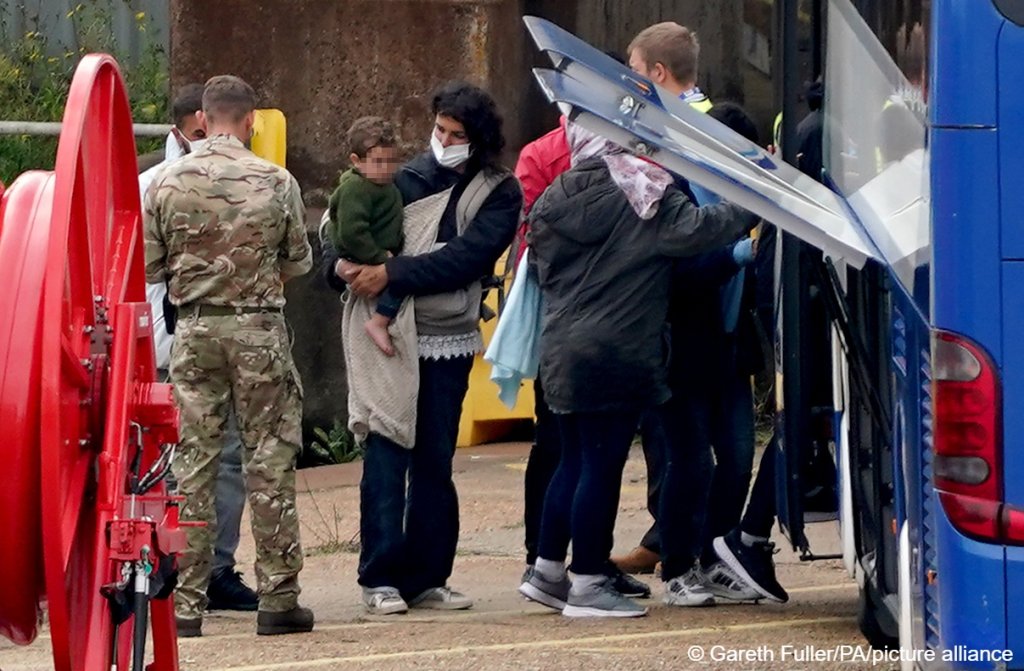 Some of the new arrivals need medical attention and care | Photo: Gareth Fuller/PA/picture-alliance