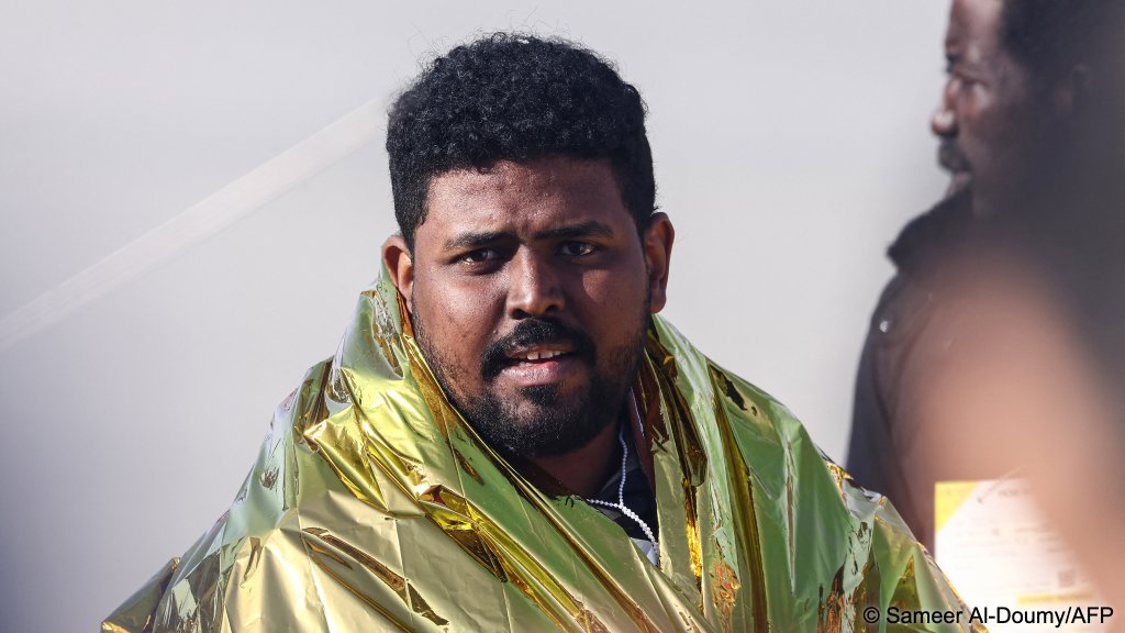 It is reported that the migrants who died may have suffered cardiac arrests, at least 37 migrants were brought to shore and given assistance by the authorities | Photo: Sameer al-Doumy / AFP