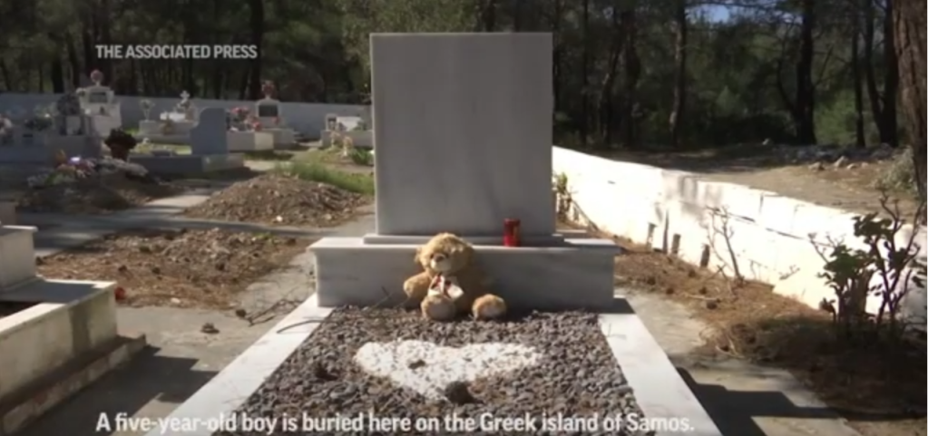 N.A.'s son is buried on Samos, it took several weeks before a burial was finally allowed to take place | Source: screenshot from AP video