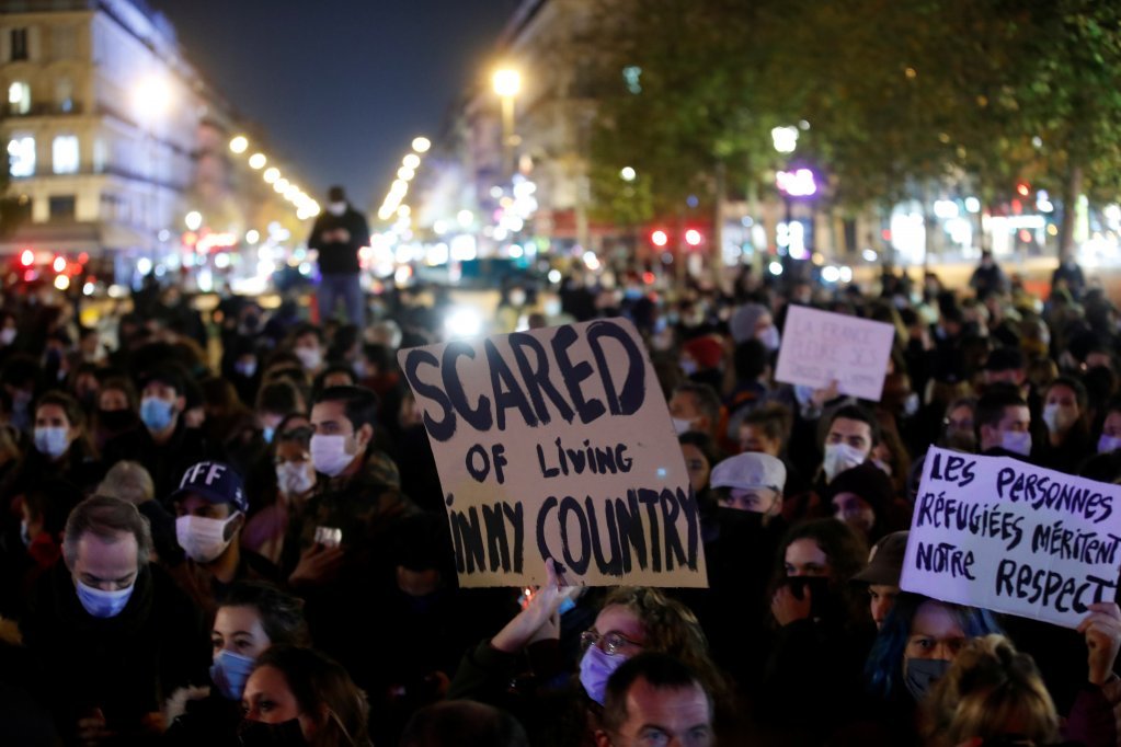 پاریس جمهوریت میدان کې د کډوالو د کمپ ویجاړولو پر وړاندې اعتراض. نومبر ۲۰۲۰