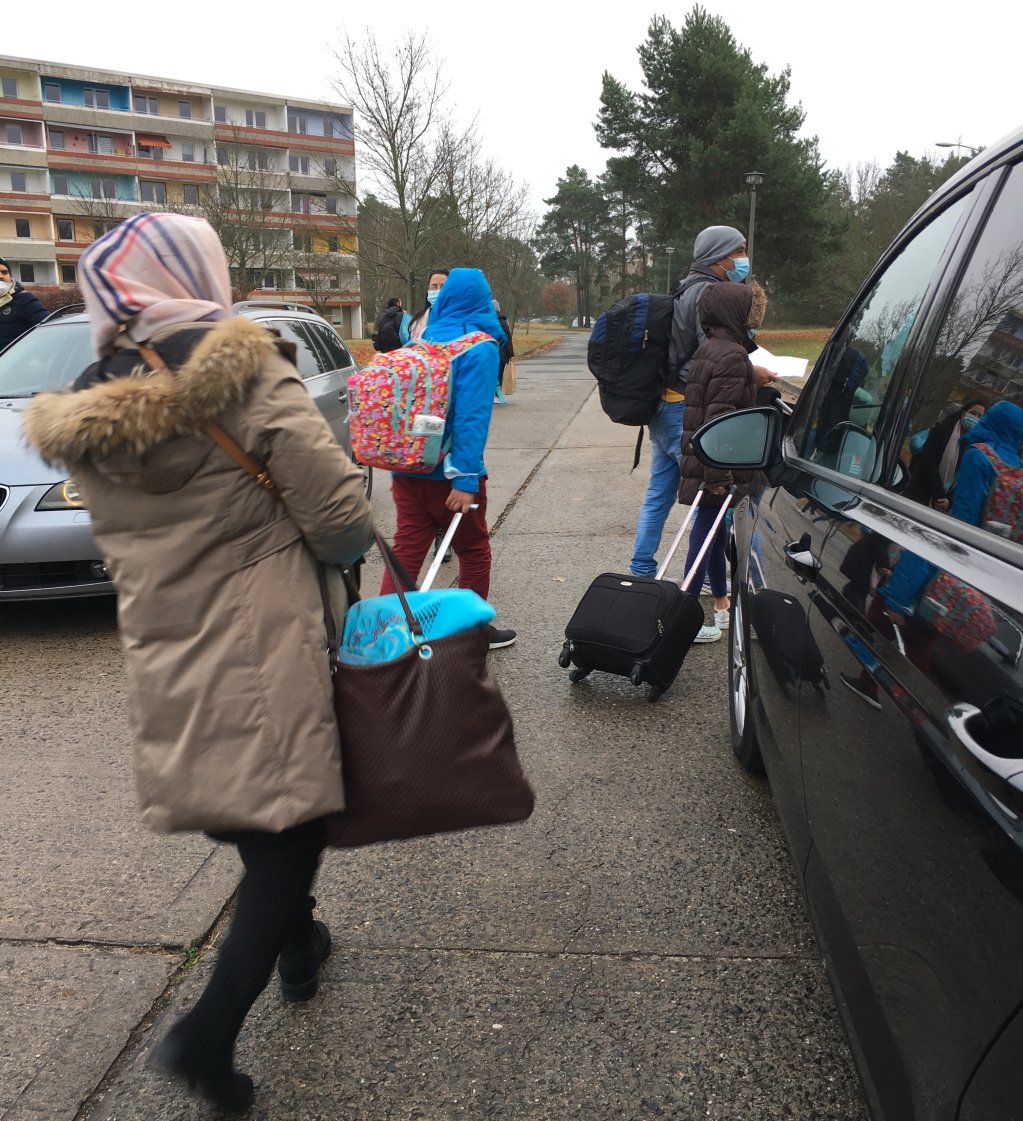 A family group leaving the initial reception facility in Eisenhüttenstadt. The asylum seekers are being transferred to another center after their arrival in Brandenburg, November, 2021 | Photo: Marion MacGregor/InfoMigrants
