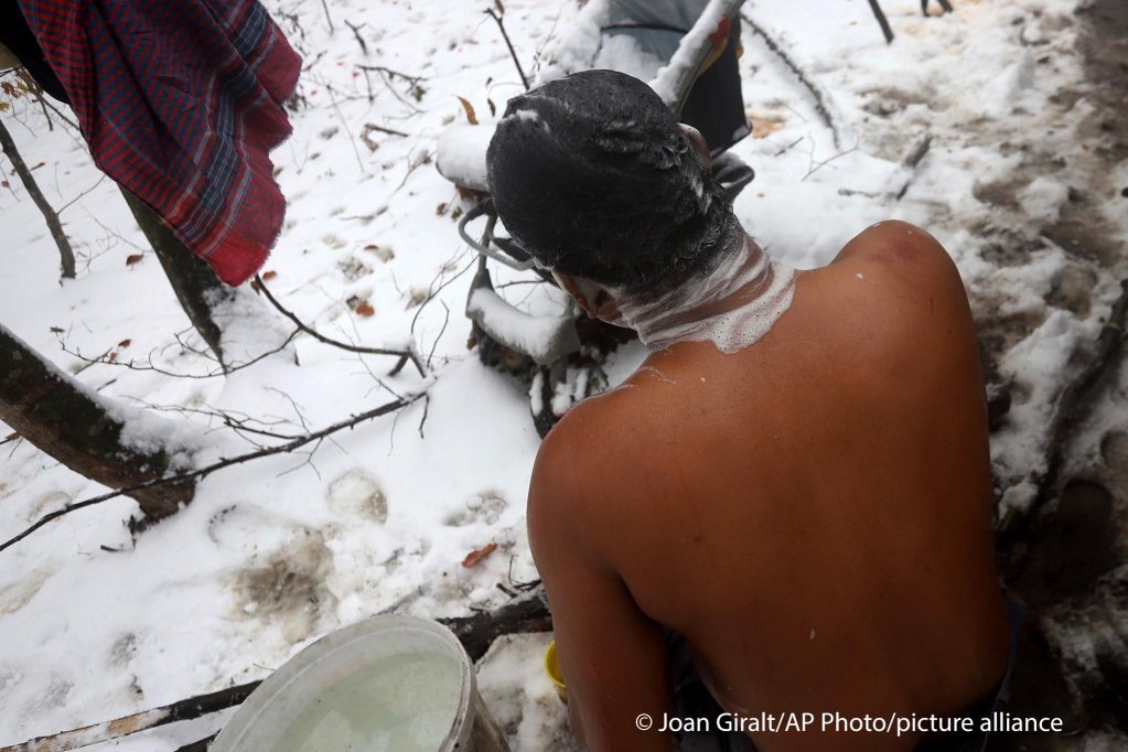 A migrant washing himself at a makeshift camp in a forest outside Velika Kladusa, Bosnia, on December 3, 2020 | Photo: Joan Giralt/AP Photo/picture-alliance