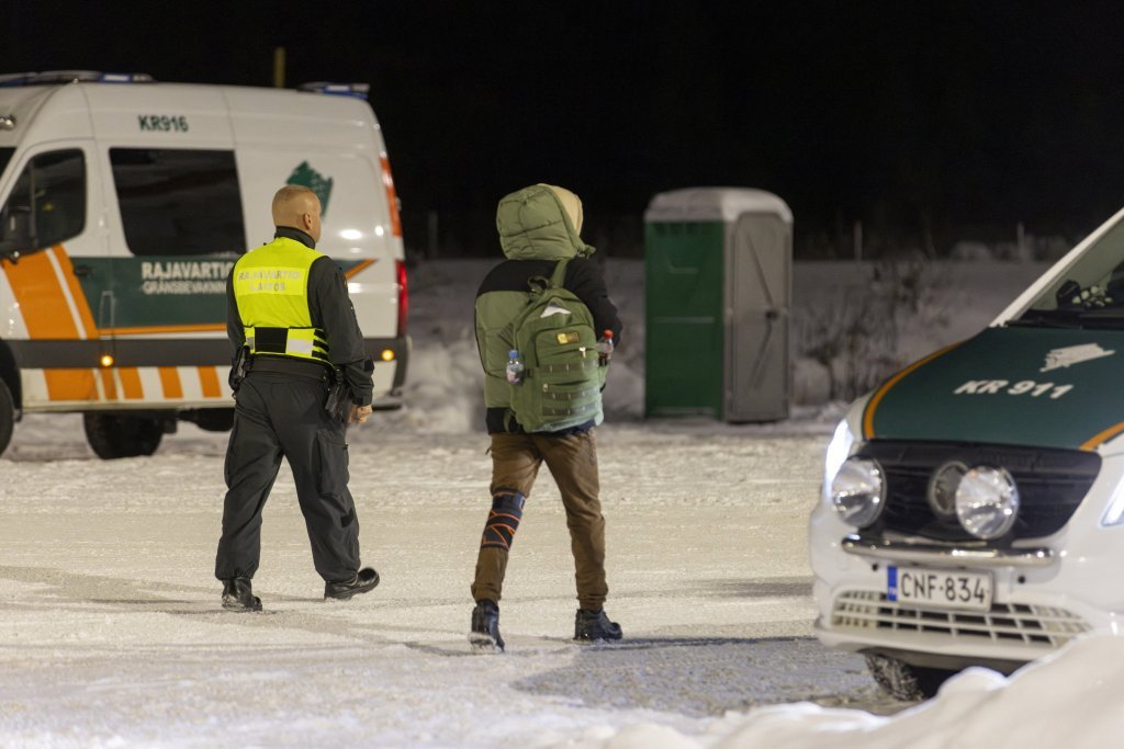 En Finlande, une personne placée en rétention administrative peut garder son smartphone et a accès à un réseau Wifi | Photo : Reuters / Lehtikuva
