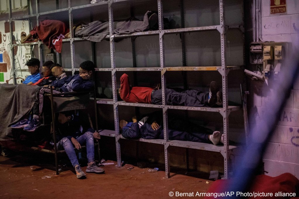 Unaccompanied minors in Ceuta try and find comfortable places to sleep in a warehouse | Photo: Bernat Armangue / AP Photo/ picture-alliance