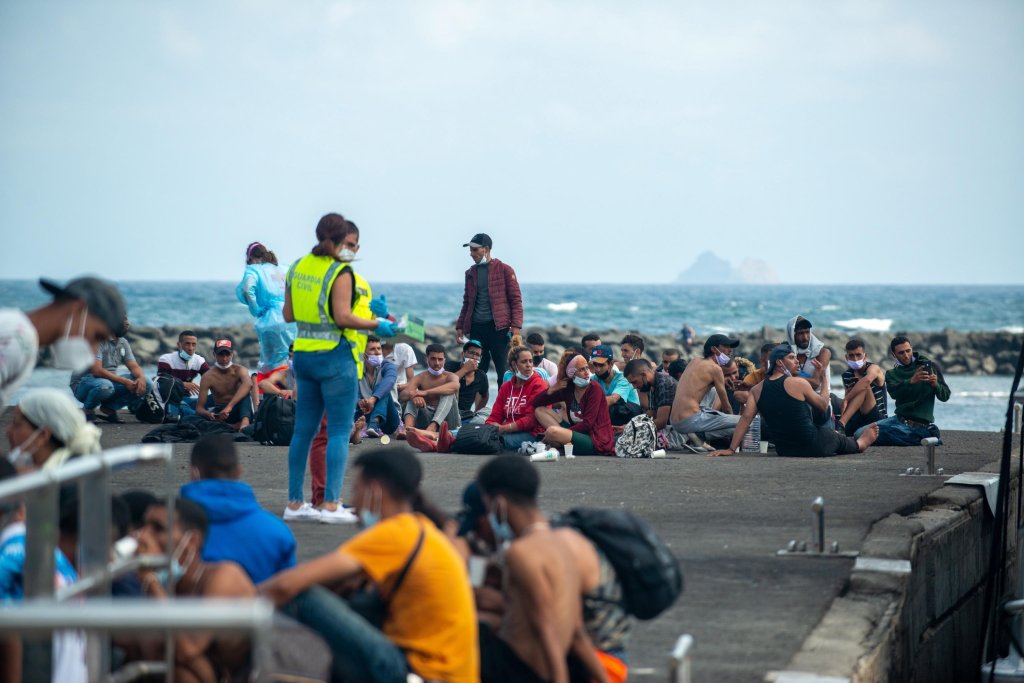 Migrants are attended by Spanish authorities after their arrival at Orzola's port in Lanzarote, Canary Islands, Spain, 26 September 2021 | Photo: ARCHIVE/EPA/JAVIER FUENTES FIGUEROA