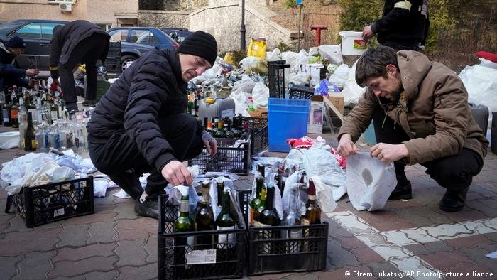 Des habitants de Kiev en train de fabriquer des cocktails Molotov | Photo : Efrem Lukatsky/picture alliance