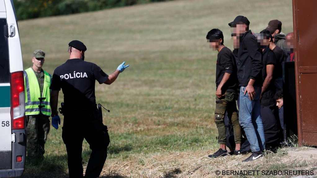 Migrants board a van after being detained by Slovakian police close to the Slovakia-Hungary border in the Slovakian village of Chl'aba on September 15, 2023 | Photo: Bernadett Szabo/Reuters