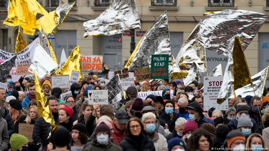 Thousands gathered in the Polish capital of Warsaw in solidarity with migrants at the border with Belarus | Photo: Czarek Sokolowski/AP/picture-alliance