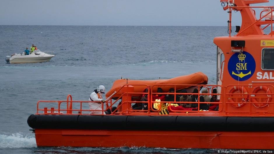 A Spanish Sea Rescue Services ship carries 39 rescued migrants ashore to Fuerteventura | Photo: Imago Images/Agencia EFE/C. de Saa