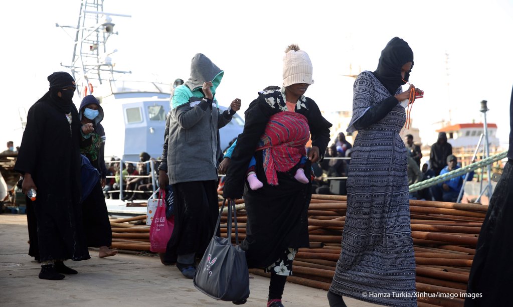 Women and children were among the migrants intercepted and returned to Libya on February 10, 2021 | Photo: Hamza Turkia/Xinhua/Imago Images