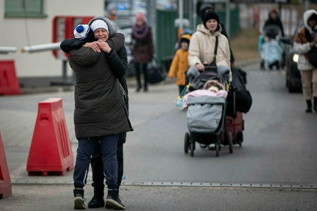 Réfugiés fuyant l'Ukraine au poste frontière de Medyka, en Pologne, le lundi 7 mars 2022.Crédit : AP