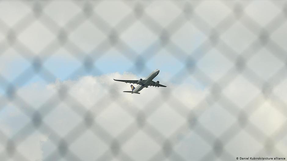 An airplane in the sky | Photo: Daniel Kubirski/picture-alliance