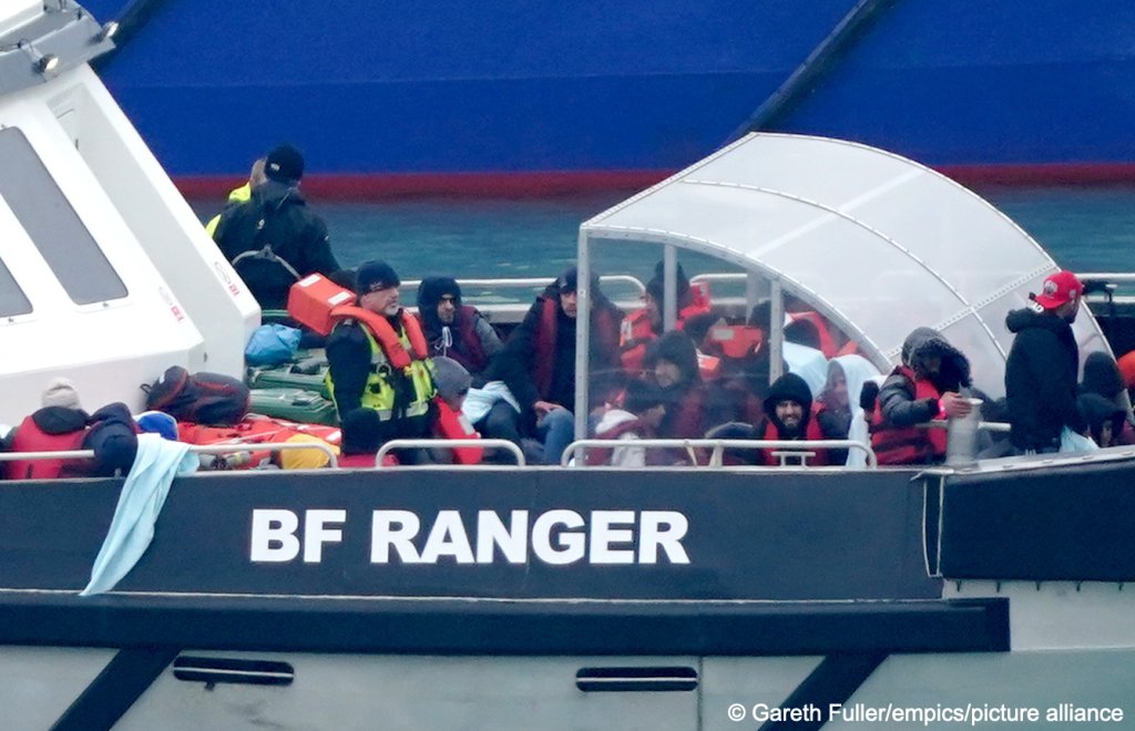 A group of migrants are brought in to Dover, Kent, onboard a Border Force vessel, March 6, 2023 | Photo: picture alliance / Gareth Fuller/PA Wire