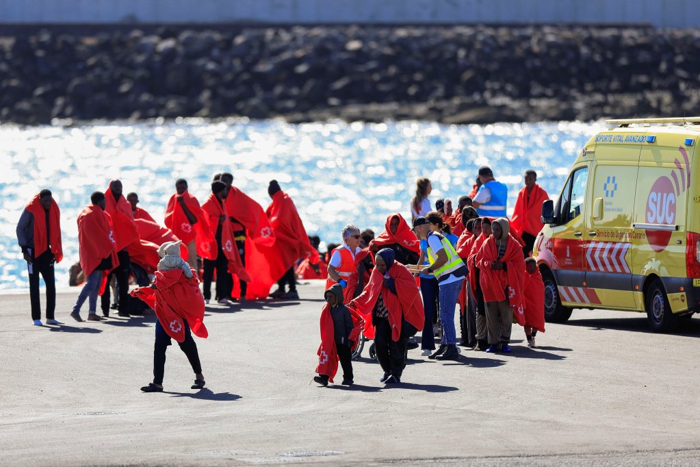 Des migrants pris en charge sur l'île de Lanzarote, aux Canaries, après avoir été secourus en mer, le 5 novembre 2024. Crédit : Reuters