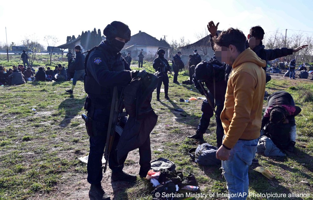 Serbian Gendarmerie officers search migrants near the town of Horgos, Serbia, near the border with Hungary, Friday, November 25, 2022 | Photo: Serbian Ministry of Interior via AP/picture-alliance