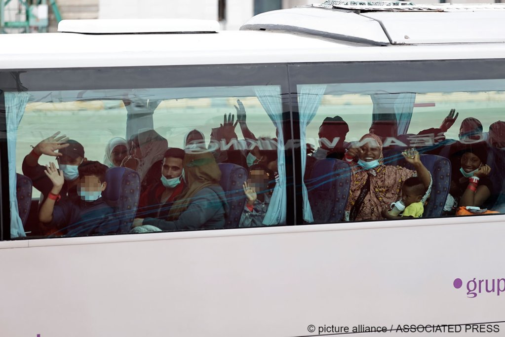Happy to have arrived safely on land, the migrants were taken by bus from the port of Taranto, Italy on Sunday, September 4 | Photo: Jeremias Gonzalez/picture alliance
