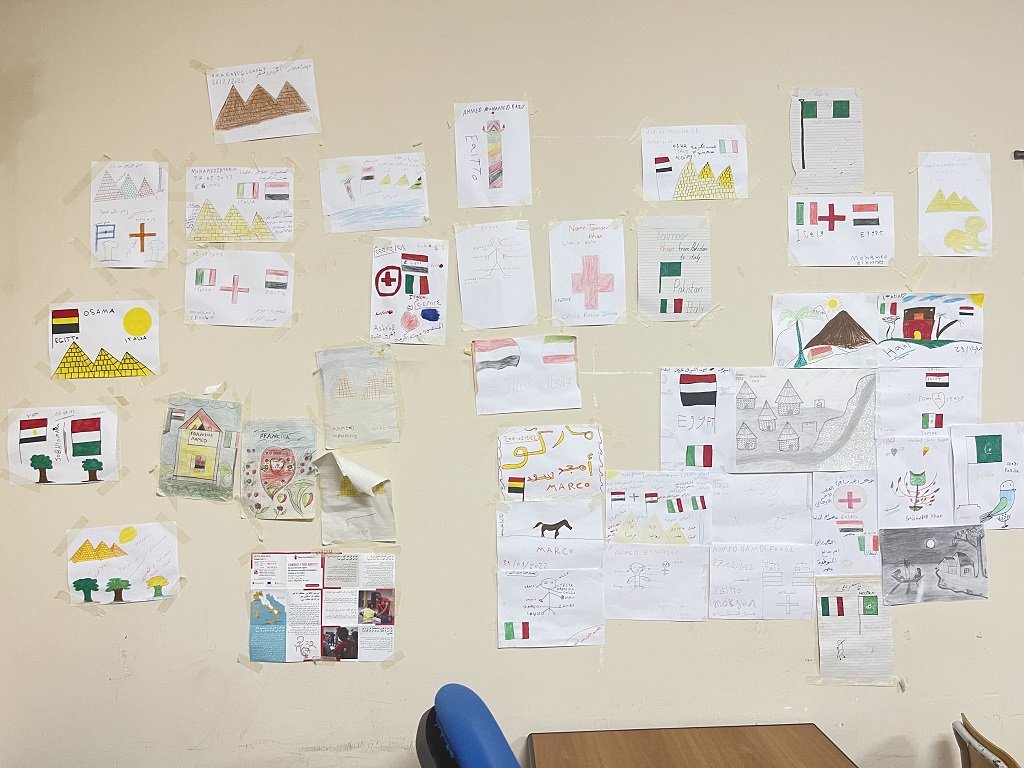 يوجد في مخيم "سانتانا" قاعات لتعليم اللغة الإيطالية لمهاجرين من مختلف الأعمار. المصدر: مهاجرنيوز