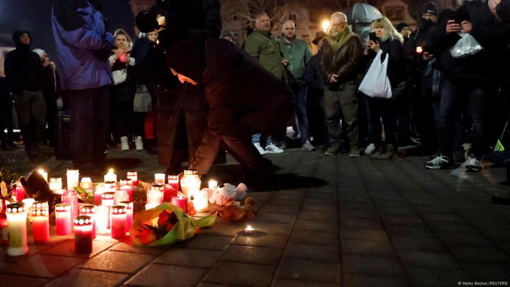 People lit candles to mourn those lost in Wednesday's attack | Photo: Heiko Becker/REUTERS