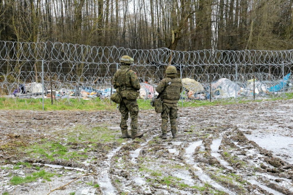 © رويترز. | قوات بولندية منتشرة على الحدود مع بيلاروسيا، قرب قرية "أوسنارز جورني" في 4 ديسمبر/كانون الأول 2021.
