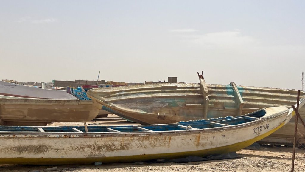 Des pirogues utilisées pour la traversée vers les Canaries confisquées par les autorités mauritaniennes, le 2 septembre 2023. Crédit : Lauren Seibert / Human Rights Watch