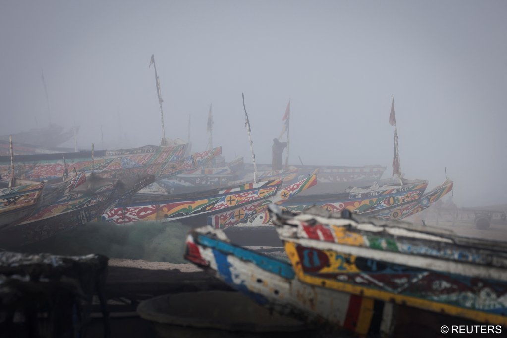 A fisherman prepares his boat, known as a pirogue, as mist shrouds Fass Boye beach, Senegal, March 20, 2024 | Photo: REUTERS/Zohra Bensemra
