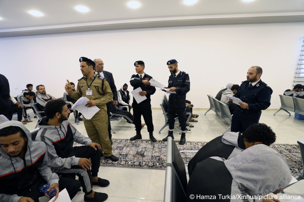 People distribute papers to irregular migrants at the Deportation Office of the Anti-illegal Immigration Department in Tripoli, Libya, on November 24, 2022 | Photo: Hamza Turkia/Xinhua