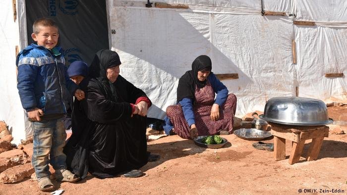 يشكو اللاجئون السوريون في مخيم الطيبة في البقاع اللبناني من سوء أحوالهم