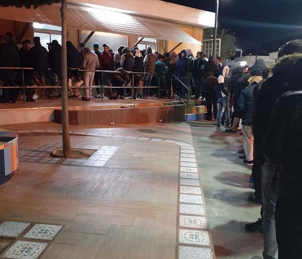 صورة من الأرشيف، طابور توزيع الطعام داخل مركز استقبال المهاجرين في مليلية، 26 آذار\مارس 2020. الحقوق محفوظة