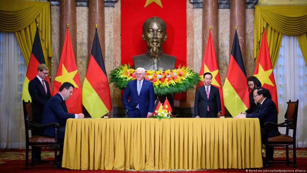 Vietnamese President Vo Van Thuong (3rd from R.) was also present at the signing of the agreement. | Photo: Bernd von Jutrczenka/dpa/picture alliance