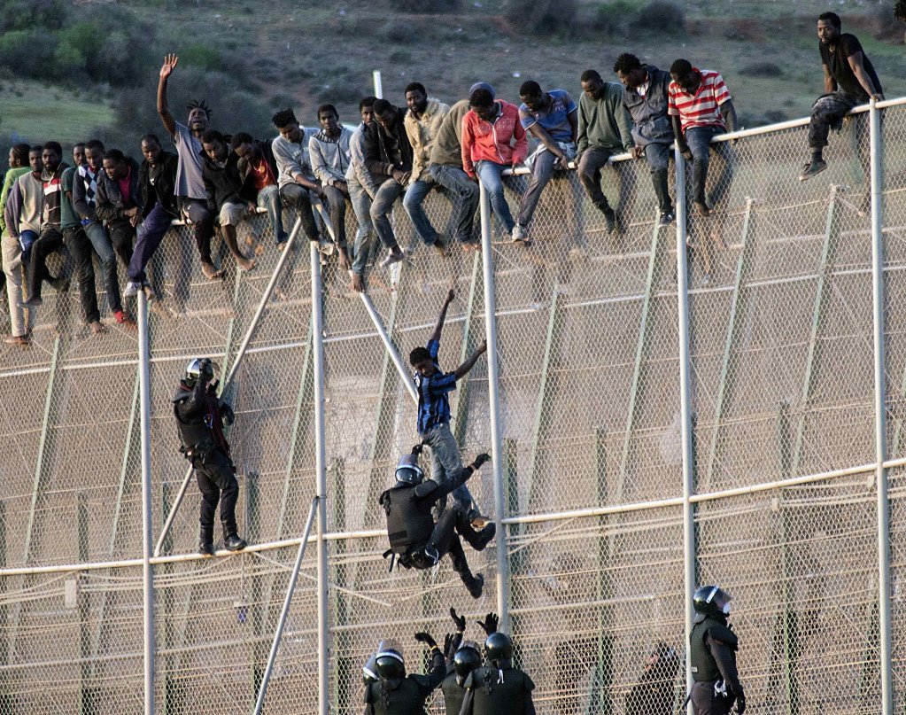 Des migrants franchissent la barrière entre Melilla et le Maroc. Crédit : REUTERS (Archive)