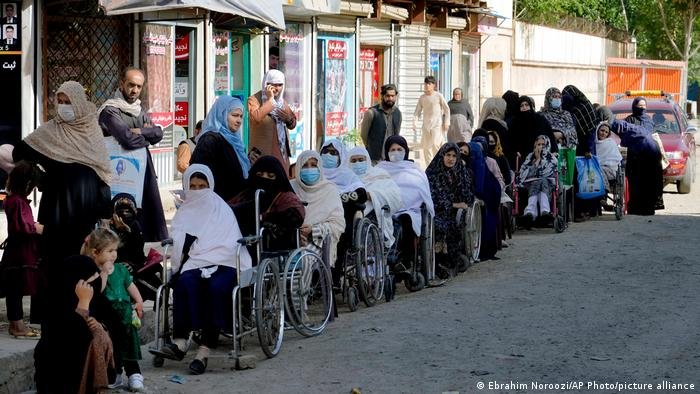 انتظار مردم برای گرفتن پاسپورت در کابل