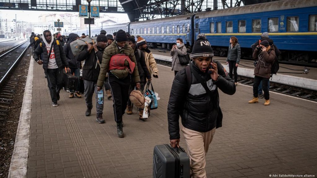 Many African students struggled to get onboard trains while escaping from Ukraine after Russia's invasion | Photo: Adri Salido/AA/picture alliance
