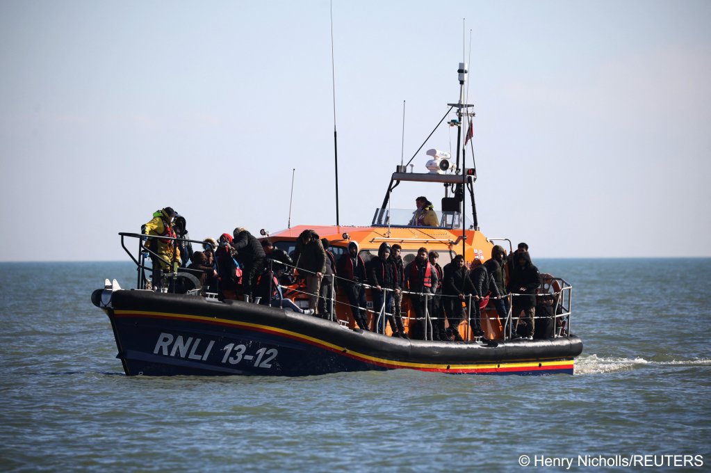 Migrants are brought ashore by the RNLI (Royal National Lifeboat Institution) after being rescued while crossing the English Channel, in Dungeness, Britain, March 15, 2022 | Photo: Reuters/Henry Nicholls