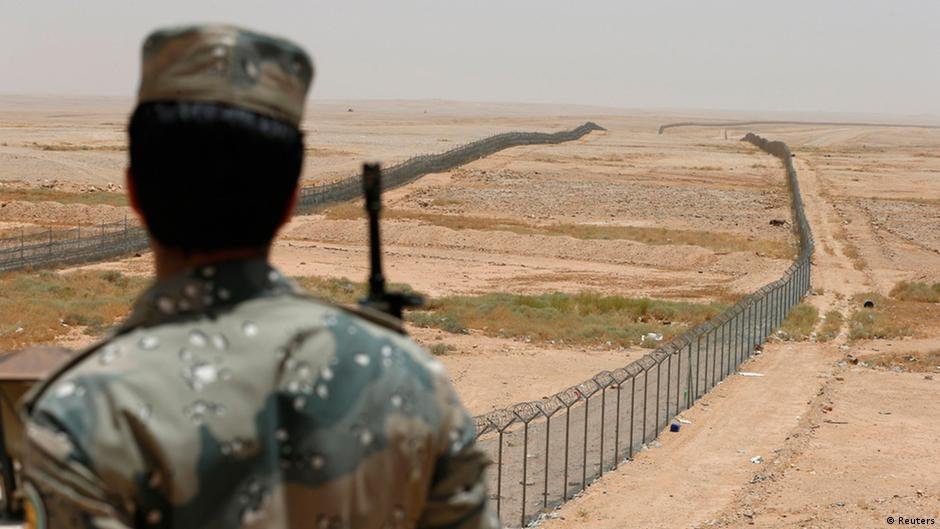 Similar to the border of Kuwait to Iraq, the border from Saudi-Arabia to Iraq (pictured) is also heavily surveilled: Its entire 850-kilometer length is scanned by radar and infrared video cameras, and monitored around-the-clock at a control room | Photo: Reuters 