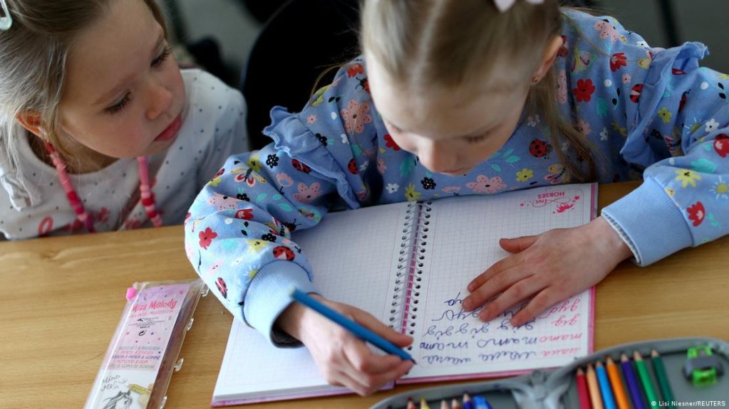 Kamila and Sophia attend 'Classroom for Ukraine' a primary school project in Berlin | Photo: Lisi Niesner/REUTERS
