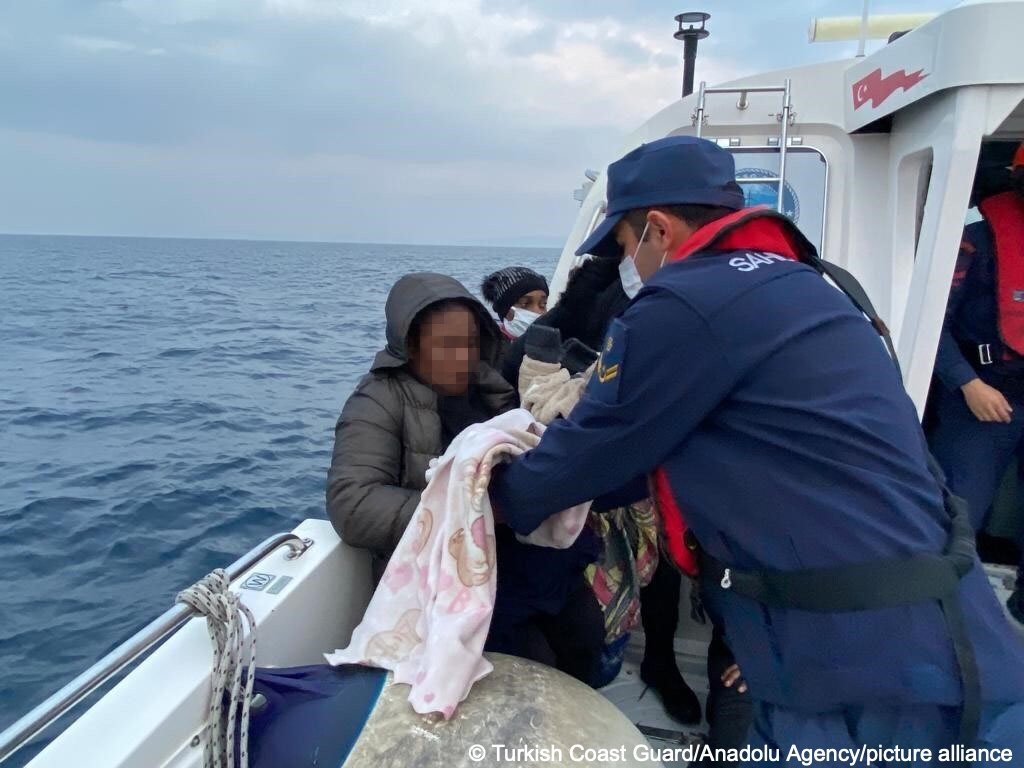 Les garde-côtes turcs ont secouru 157 demandeurs d'asile qui, selon eux, avaient été repoussés en Turquie par les forces grecques au large des côtes des districts d'Urla, Dikili, Seferihisar et Cesme de la province d'Izmir, en Turquie, le 2 novembre 2021 |  Photo : picture-alliance/Garde-côtes turcs/Agence Anadolu