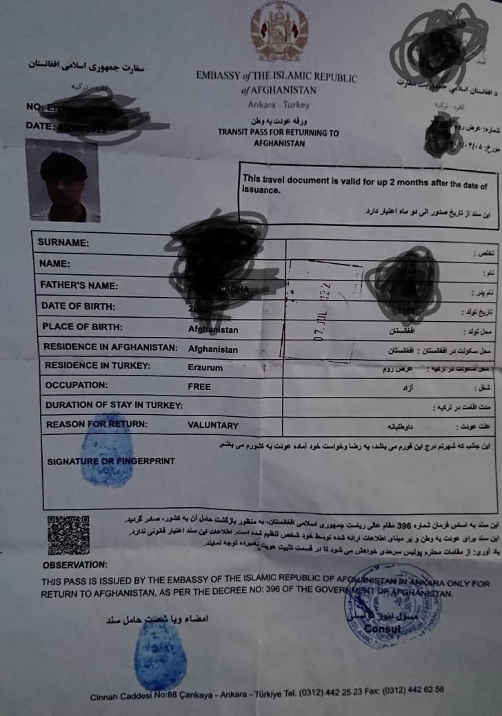 د شکور هغه سند چې له ترکیې څخه د ایستلو پر مهال يي ترلاسه کړی. انځور: شکور
