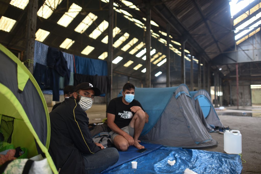 Ahmad Saïdi, Rananie et leurs amis ont pu conserver trois petites tentes. Crédit : Mehdi Chebil pour InfoMigrants.