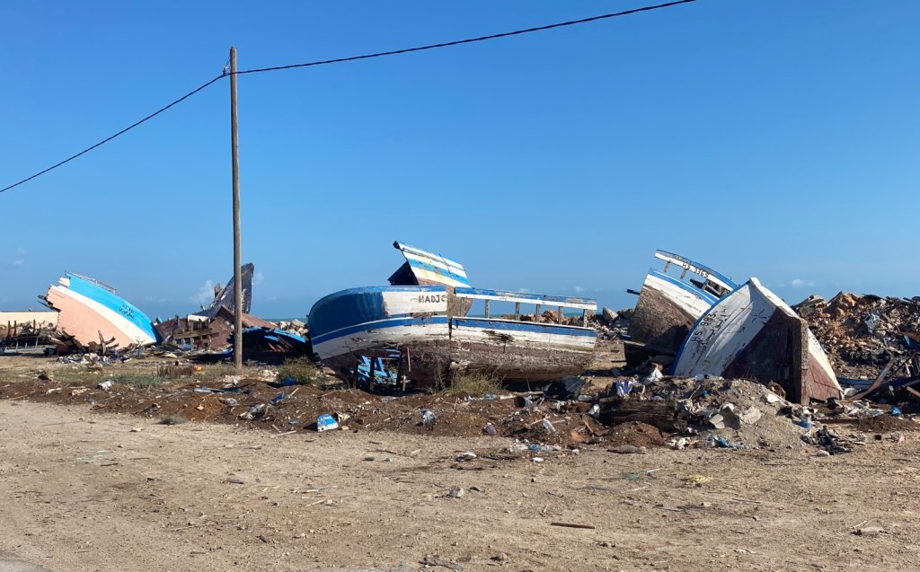 Des bateaux de pêche détruits au port de Zarzis. Crédit : InfoMigrants