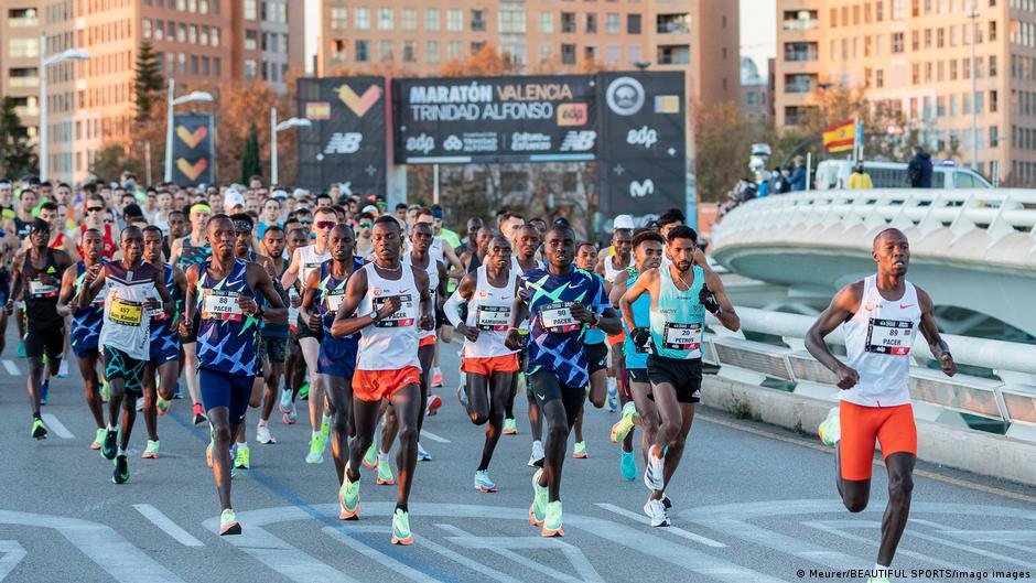 Amanal Petros (second from right) finished in 11th place at the Valencia marathon this year | Photo: Meurer/Beautiful Sports/imago