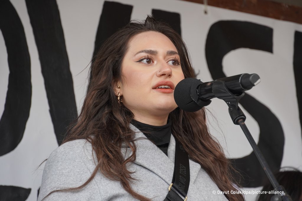 Tulip Bashour, one of the refugees who's residency permit wasn't renewed, spoke at a protest in Copenhagen on April 21, 2021 | Photo: Davut Colak/dpa/picture-alliance