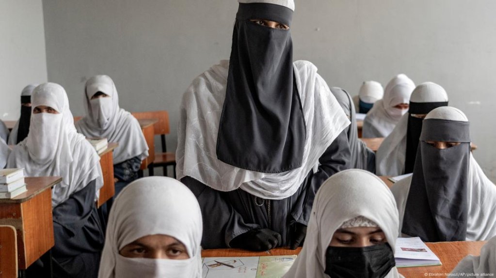 The Taliban clampdown on women's rights has meant that all female aid workers have had to leave the country, leaving NGOs understaffed and unprepared for sudden changes | Photo: Ebrahim Noroozi/AP/picture alliance