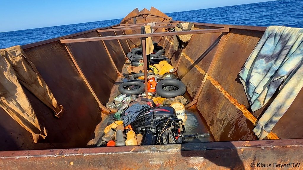 More than 50 people spent 6 days on this precarious iron boat | Photo: Klaus Beyer