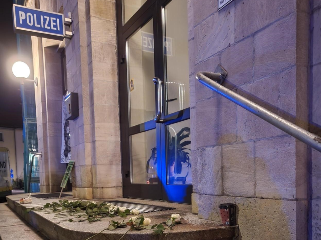 Flowers on the doorsteps of the Dessau police station on January 7, 2025 during the protest march to commemorate the death of asylum seeker Oury Jalloh | Photo: Benjamin Bathke