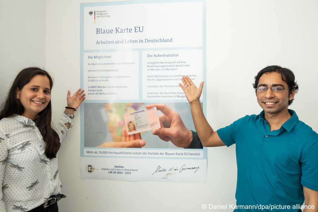Hymalai Bello, an electrical engineer from Venezuela, and Vasant Karasulli, a software developer from India, are the kinds of skilled workers that have benefited from the Blue Card for foreign skilled workers | Photo: Daniel Karmann/dpa