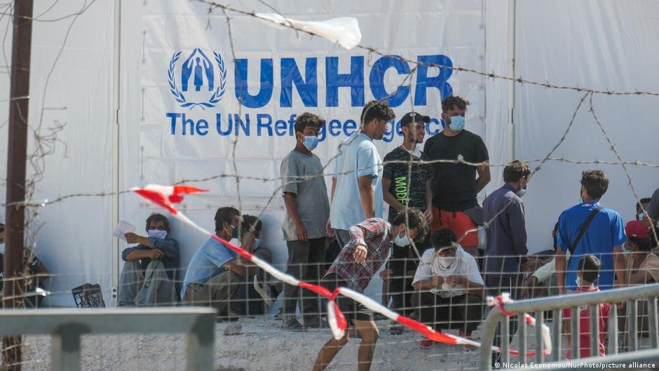 Asylum seekers stand in line to get supplies at the Kara Tepe temporary refugee camp after the fire in Moria in 2020 | Photo: Nicolas Economou/NurPhoto/picture alliance