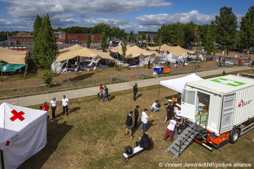 Doctors without Borders (MSF) assists migrants at the overcrowded registration center at Ter Apel, Netherlands, August 28, 2022 | Photo: Vincent Jannink/ANP/picture alliance