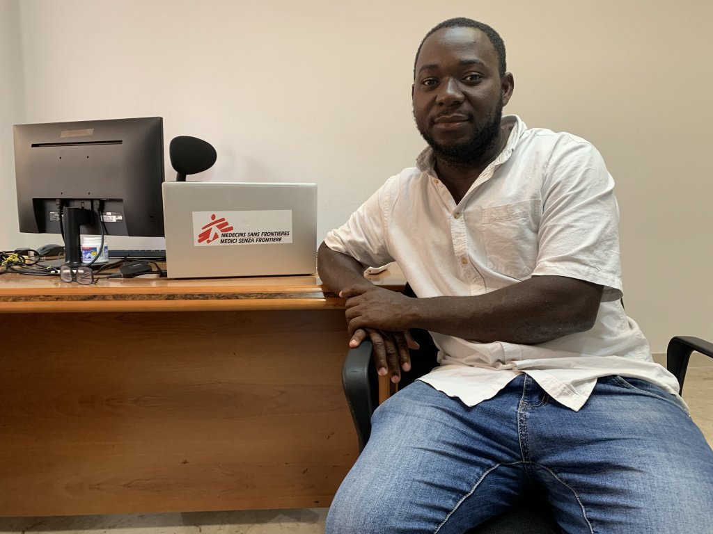 Moussa Zarre travaille pour MSF depuis 2014. Originaire de Côte d’Ivoire, il a lui même traversé la Libye pour rejoindre l’Italie | Photo : Emma Wallis / InfoMigrants